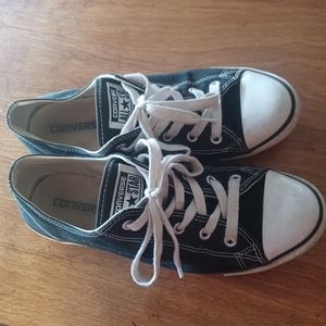 Low top 8.5 women's black converse